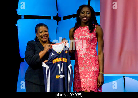 Uncasville, Connecticut, USA. 14 avr, 2014. 14 avril 2014 : Chiney Ogwumike de WNBA pose avec Stanford Président Laurel J. Richie comme elle a été choisi 1e au total par les Connecticut Sun au cours de la Draft 2014 au Mohegan Sun Arena. Anthony Nesmith/CSM/Alamy Live News Banque D'Images