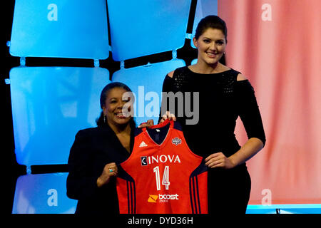 Uncasville, Connecticut, USA. 14 avr, 2014. 14 avril 2014 : Stefanie Dolson du Connecticut pose avec le président de WNBA Laurel J. Richie comme elle a été sélectionné au 6e rang par les Washington Mystics lors de la Draft 2014 au Mohegan Sun Arena. Anthony Nesmith/CSM/Alamy Live News Banque D'Images