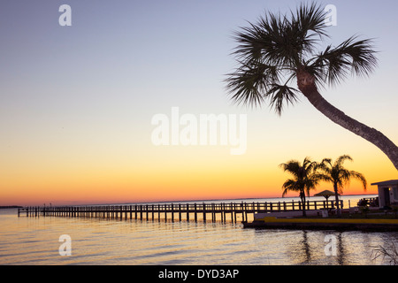 Port de Charlotte en Floride Port de Charlotte, Peace River coucher de soleil coucher de soleil jetée eau palmiers arbres, Banque D'Images