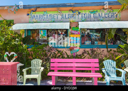 Port de Floride Charlotte Harbor,Placida,marché d'art,panneau,logo,Marg,Road,aret Albritton Gallery,extérieur,banc,coloré,shopping shopper shoppers shop sho Banque D'Images