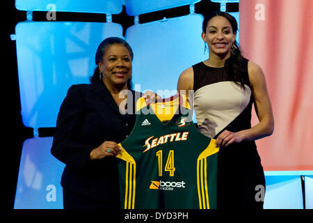 Uncasville, Connecticut, USA. 14 avr, 2014. 14 avril 2014 : Bria Hartley du Connecticut pose avec le président de WNBA Laurel J. Richie comme elle a été choisi 7e au total par les Seattle Storm au cours de la Draft 2014 au Mohegan Sun Arena. Anthony Nesmith/CSM/Alamy Live News Banque D'Images