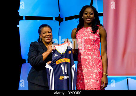 Uncasville, Connecticut, USA. 14 avr, 2014. 14 avril 2014 : Chiney Ogwumike de WNBA pose avec Stanford Président Laurel J. Richie comme elle a été choisi 1e au total par les Connecticut Sun au cours de la Draft 2014 au Mohegan Sun Arena. Anthony Nesmith/CSM/Alamy Live News Banque D'Images
