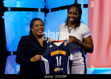 Uncasville, Connecticut, USA. 14 avr, 2014. 14 avril 2014 : Chelsea Gray de duc pose avec le président de WNBA Laurel J. Richie comme elle a été sélectionné au 11e rang par les Connecticut Sun au cours de la Draft 2014 au Mohegan Sun Arena. Anthony Nesmith/CSM/Alamy Live News Banque D'Images