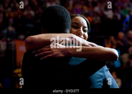 Uncasville, Connecticut, USA. 14 avr, 2014. 14 avril 2014 : Bria Hartley du Connecticut est félicité par son père après avoir été rédigé par les Seattle Storm lors de la Draft 2014 au Mohegan Sun Arena. Anthony Nesmith/CSM/Alamy Live News Banque D'Images