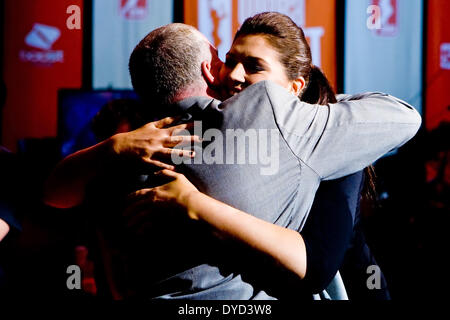 Uncasville, Connecticut, USA. 14 avr, 2014. 14 avril 2014 : Stefanie Dolson du Connecticut est félicité par son père après avoir été rédigé par les Washington Mystics lors de la Draft 2014 au Mohegan Sun Arena. Anthony Nesmith/CSM/Alamy Live News Banque D'Images