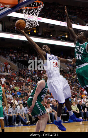 14 avril 2014 : Philadelphia 76ers center Henry Sims (35) monte pour la tourné au cours de la NBA match entre les Boston Celtics et les Philadelphia 76ers au Wells Fargo Center de Philadelphie, Pennsylvanie. Les 76ers a gagné 113-108. Christopher Szagola/Cal Sport Media Banque D'Images