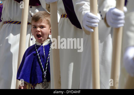 Séville, Espagne, 14 avril, 2014. Les jeunes de la fraternité d'acolyte de 'El Beso de Judas à Séville pendant la Semaine Sainte. Célébration chrétienne où la mort et la résurrection de Jésus le Christ est célébré. Credit : Kiko Jimenez/Alamy Live News Banque D'Images