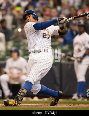 Milwaukee, Wisconsin, États-Unis. 13 avr, 2014. 13 avril 2014 : Centre des Milwaukee Brewers fielder Carlos Gomez # 27 brise son bat au cours de la Major League Baseball match entre les Milwaukee Brewers et les Pirates de Pittsburgh au Miller Park de Milwaukee, WI. Brewers défait les Pirates 4-1. John Fisher/CSM/Alamy Live News Banque D'Images