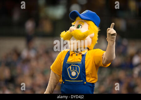 Milwaukee, Wisconsin, États-Unis. 13 avr, 2014. 13 avril 2014 : Bernie Brewer Brewers la mascotte de la Ligue Majeure de Baseball pendant le match entre les Milwaukee Brewers et les Pirates de Pittsburgh au Miller Park de Milwaukee, WI. Brewers défait les Pirates 4-1. John Fisher/CSM/Alamy Live News Banque D'Images