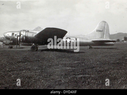 Cette image de la collection James Hatchard présente la forteresse volante Boeing B-17, l'un des bombardiers les plus emblématiques de la IIe Guerre mondiale. Le B-17 a joué un rôle central dans les campagnes de bombardement stratégique contre l'Allemagne nazie. Banque D'Images