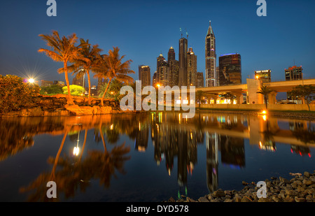 Image de l'Emirates Golf Club à Dubaï, Émirats arabes unis (Dubai Marina en arrière-plan) Banque D'Images