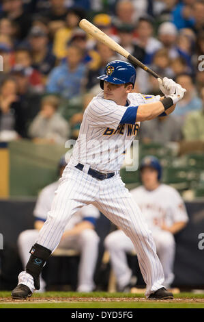 Milwaukee, Wisconsin, États-Unis. 13 avr, 2014. 13 avril 2014 : deuxième but des Milwaukee Brewers Gennett Scooter # 2 jusqu'à chauve-souris pendant le match de la Ligue Majeure de Baseball entre les Milwaukee Brewers et les Pirates de Pittsburgh au Miller Park de Milwaukee, WI. Brewers défait les Pirates 4-1. John Fisher/CSM/Alamy Live News Banque D'Images