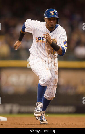 Milwaukee, Wisconsin, États-Unis. 13 avr, 2014. 13 avril 2014 : Milwaukee Brewers catcher Martin Maldonado # 12 court vers la troisième base de la Ligue majeure de baseball pendant les match entre les Milwaukee Brewers et les Pirates de Pittsburgh au Miller Park de Milwaukee, WI. Brewers défait les Pirates 4-1. John Fisher/CSM/Alamy Live News Banque D'Images