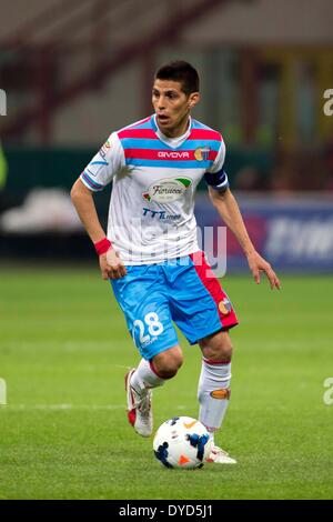Milan, Italie. 13 avril 2014. Milano, Italie. 13 avr, 2014. Pablo Barrientos (Catania) Football/soccer : Italien 'Serie' un match entre l'AC Milan 1-0 Catania au Stadio Giuseppe Meazza à Milan, Italie . Credit : Maurizio Borsari/AFLO/Alamy Live News Banque D'Images