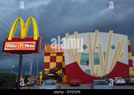 Orlando Florida, International Drive, McDonald's, hamburgers, hamburgers, restauration rapide, restaurant restaurants, restaurants, cafés, panneau, menu dollar, néon, arc doré Banque D'Images