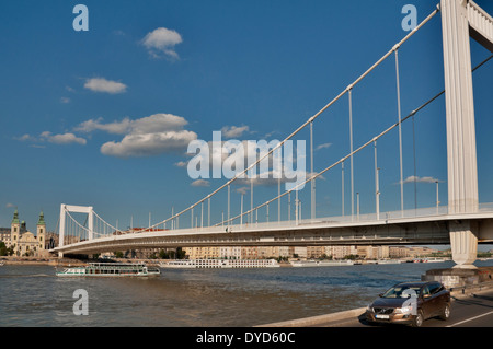 Le pont s'étend sur le Danube à Budapest, Hongrie Banque D'Images