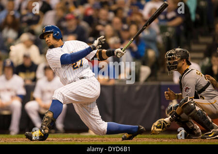 Milwaukee, Wisconsin, États-Unis. 13 avr, 2014. 13 avril 2014 : Centre des Milwaukee Brewers fielder Carlos Gomez # 27 jusqu'à chauve-souris pendant le match de la Ligue Majeure de Baseball entre les Milwaukee Brewers et les Pirates de Pittsburgh au Miller Park de Milwaukee, WI. Brewers défait les Pirates 4-1. John Fisher/CSM/Alamy Live News Banque D'Images