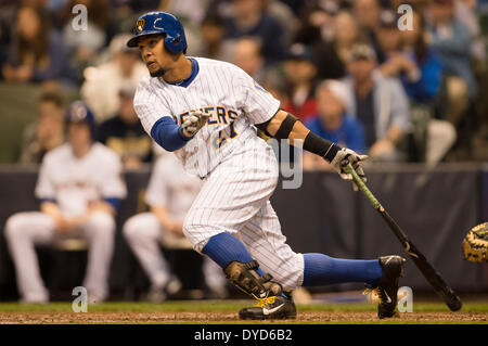 Milwaukee, Wisconsin, États-Unis. 13 avr, 2014. 13 avril 2014 : Centre des Milwaukee Brewers fielder Carlos Gomez # 27pendant l'action de jeu de la partie de baseball de ligue majeure entre les Milwaukee Brewers et les Pirates de Pittsburgh au Miller Park de Milwaukee, WI. Brewers défait les Pirates 4-1. John Fisher/CSM/Alamy Live News Banque D'Images