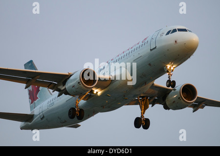 Un Airbus A320 d'Air Canada (A320-200) avion en approche finale pour l'atterrissage à l'Aéroport International de Vancouver, Canada Banque D'Images