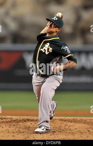 Anaheim, CA. 14 avr, 2014. Oakland Athletics le lanceur partant Jesse Chavez # 60 emplacements au cours de la partie de baseball de ligue majeure entre les Athletics d'Oakland et Los Angeles Angels à Anaheim Stadium à Anaheim, en Californie.Louis Lopez/CSM/Alamy Live News Banque D'Images