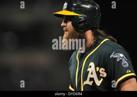 Anaheim, CA. 14 avr, 2014. Oakland Athletics catcher Derek Norris # 36 lors de la partie de baseball de ligue majeure entre les Athletics d'Oakland et Los Angeles Angels à Anaheim Stadium à Anaheim, en Californie.Louis Lopez/CSM/Alamy Live News Banque D'Images