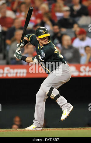 Anaheim, CA. 14 avr, 2014. Oakland Athletics de troisième but Josh Donaldson # 20 au bâton en ligue majeure de baseball pendant les match entre les Athletics d'Oakland et Los Angeles Angels à Anaheim Stadium à Anaheim, en Californie.Louis Lopez/CSM/Alamy Live News Banque D'Images