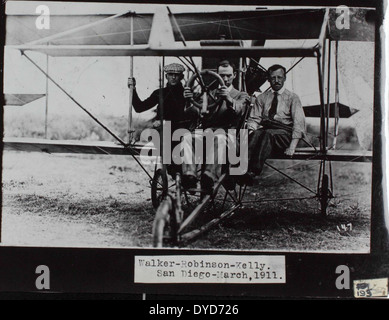 L'album Al-27C Ray Fife présente des photographies de pionniers de l'aviation tels que Glenn Curtiss, G.E.M. Kelly et Hugh A. Robinson. L'album comprend des images de biplans comme le Curtiss Hydro et le Curtiss Pusher, importants premiers avions de l'histoire de l'aviation. Banque D'Images
