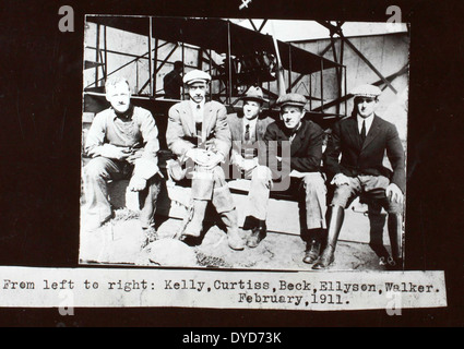 Cette photo montre l'avion Al-27C associé à Ray Fife et des personnalités notables dans les débuts de l'aviation de l'US Navy, y compris Glenn Curtiss et Theodore Ellyson. L'avion fait partie d'un album présentant des moments clés de l'histoire de l'aviation navale. Banque D'Images