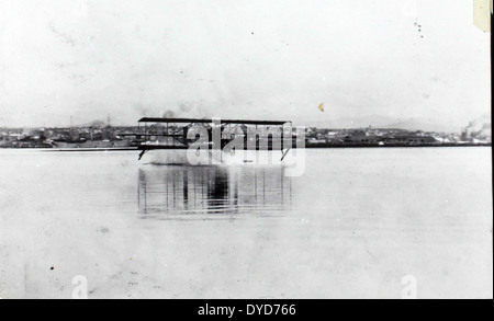 L'album Al-27C Ray Fife comprend les Curtiss Hydro, Pusher et Triad Aircraft, conçus par Glenn Curtiss. Ces avions pionniers ont joué un rôle crucial dans le développement précoce des capacités de vol aéronautique et nautique. Banque D'Images