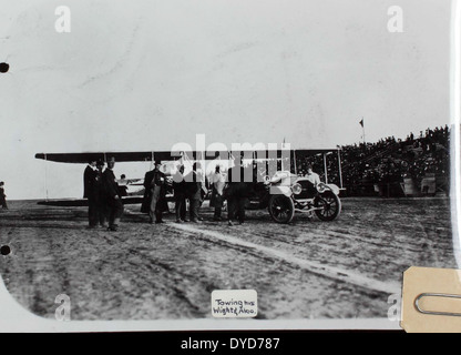 Cette photo de l'album Ray Fife présente divers appareils Curtiss, dont le Curtiss Hydro, le Curtiss Pusher et le Curtiss Triad. Ces avions, développés par Glenn Curtiss, ont joué un rôle clé dans les débuts de l'histoire de l'aviation, en particulier dans les configurations hydroplanes et pousseurs. Banque D'Images