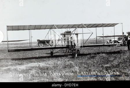 Cette photo tirée de l'album de Ray Fife met en valeur divers appareils Curtiss, dont le Curtiss Hydro, le Pusher et le Triad, pilotés par l'aviateur Robert 'Lucky Bob' composé de Henry. Ces avions ont joué un rôle déterminant dans les débuts de l'aviation et représentent des réalisations importantes de Glenn Curtiss dans l'innovation aéronautique. Banque D'Images