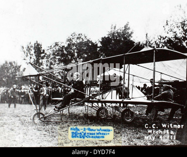 Cette image de l'album de Ray Fife capture des avions des premiers jours de l'aviation, y compris les modèles Curtiss Hydro, Pusher et Triad, pilotés par Charles C. Witmer et Glenn Curtiss. Ces premiers avions ont joué un rôle déterminant dans le développement de l'aviation moderne. Banque D'Images