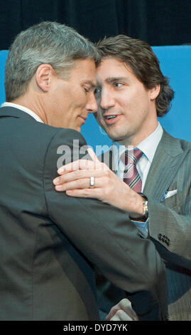 Vancouver, Colombie-Britannique, Canada. 14 avr, 2014. Le maire de Vancouver, Gregor Robertson (L) merci chef de l'opposition libérale fédérale Justin Trudeau pour traiter près de 800 invités, le conférencier principal lors d'un déjeuner-causerie de la Chambre de commerce de Vancouver. © Heinz Ruckemann/ZUMA/ZUMAPRESS.com/Alamy fil Live News Banque D'Images