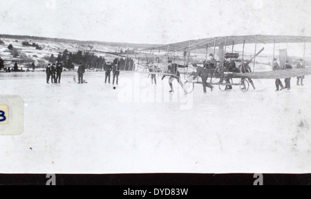 Cette photo tirée de l’album de Ray Fife présente un Curtiss Hydro, un premier avion nautique conçu par Glenn Curtiss. L'Hydro faisait partie d'une série d'hydravions et d'avions innovants développés par Curtiss au début du XXe siècle. Il a été utilisé pour des applications militaires et civiles et a joué un rôle important dans l'évolution de l'hydroaviation. Banque D'Images