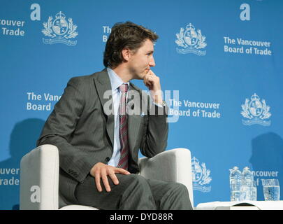 Vancouver, Colombie-Britannique, Canada. 14 avr, 2014. Chef de l'opposition libérale fédérale Justin Trudeau répond aux questions après avoir parlé à à un déjeuner-causerie de la Chambre de commerce de Vancouver. Trudeau va mener son parti à la prochaine élection fédérale dans 18 mois. © Heinz Ruckemann/ZUMA/ZUMAPRESS.com/Alamy fil Live News Banque D'Images