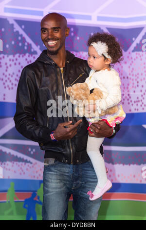 Londres, Royaume-Uni. 14 avr, 2014. Mo Farah pose à un photocall pour dévoiler ses deux nouveaux waxworks chez Madame Tussauds à Londres le 14 avril 2014. L'un des waxworks sera montré à Londres et l'autre à Blackpool. Crédit : Jamie Hunt/Alamy Live News Banque D'Images