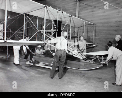 Cette image de l'album Ray Fife représente le Curtiss Pusher, un des premiers avions conçus par Glenn Curtiss. Il a été l'un des premiers avions militaires américains à succès et a contribué à l'évolution de l'aviation. Banque D'Images