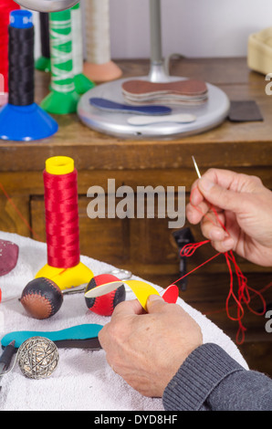 Petits morceaux de cuir à coudre dans une pelote basque traditionnel ball Banque D'Images