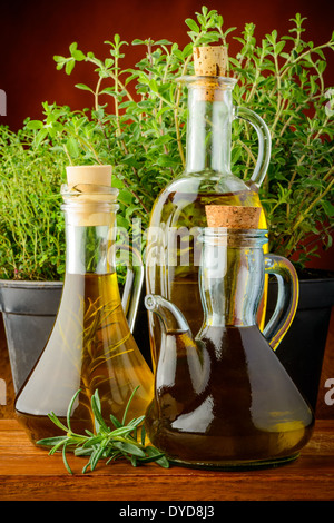 Bouteilles de différentes herbes infusée d'huile d'olive et herbes fraîches Banque D'Images