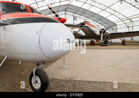 De Havilland Canada DHC-6 Twin Otter, Douglas DC-3 avions Dakota, tente Hangar à Aero Space Museum, Calgary, Alberta, Canada Banque D'Images