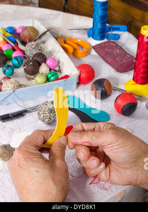 Petits morceaux de cuir à coudre dans une pelote basque traditionnel ball Banque D'Images