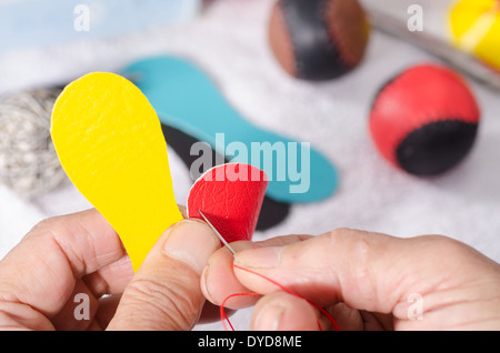 Couture main d'hommes de bandes de cuir en balles de pelote basque traditionnel Banque D'Images
