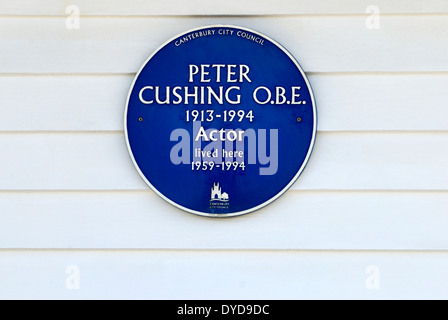 Whitstable, Kent, Angleterre, Royaume-Uni. Blue Plaque sur l'ancienne maison de Peter Cushing (1913-1994) ; acteur Banque D'Images