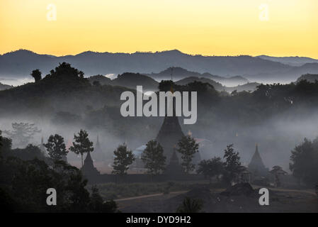 Les pagodes entouré d'arbres, dans la brume, Sittwe, Mrauk U District, l'État de Rakhine, au Myanmar Banque D'Images