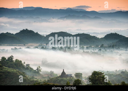 Les pagodes et les temples entourés d'arbres, dans la brume, Sittwe, Mrauk U District, l'État de Rakhine, au Myanmar Banque D'Images