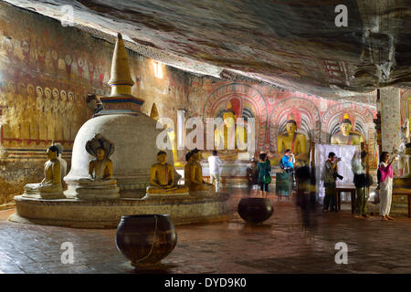 Stupa, statues de Bouddha et des peintures murales dans l'un des temples de caverne du Temple d'or, Site du patrimoine mondial de l'UNESCO, Dambulla Banque D'Images