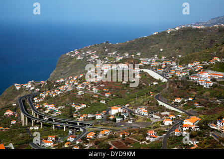 Village sur la côte, près de Ribeira Brava, Madeira, Portugal Banque D'Images