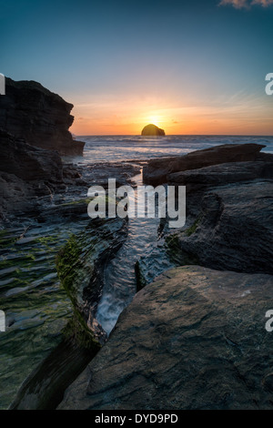 Trebarwith Strand plage rocheuse à près de Tintagel sur la rude côte nord de Cornwall Banque D'Images