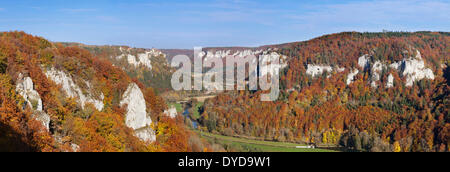 Vue depuis Eichfelsen rock dans la gorge du Danube avec Schloss Werenwag Château, Parc Naturel du Danube supérieur, Jura Souabe Banque D'Images