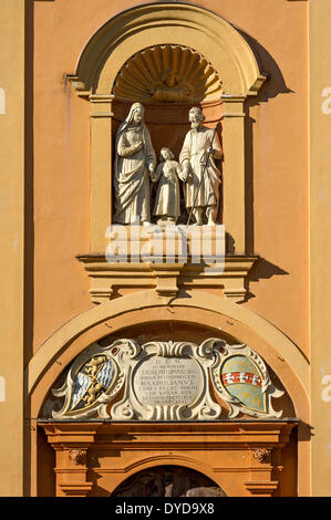 Niche avec des statues de Marie, Jésus et Joseph au-dessus du portail ouest, Studienkirche ou l'église de Saint Joseph, Burghausen Banque D'Images